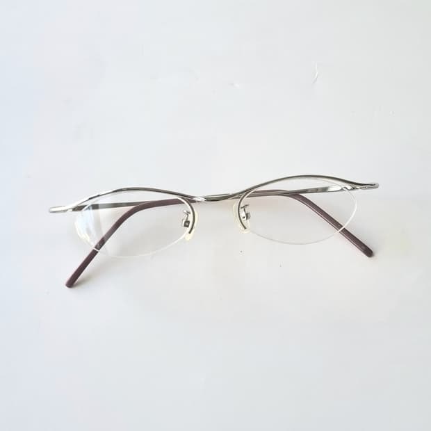 데드스탁 긱시크 룩의 정점을 찍어줄 실버 메탈 하프림 안경테  688