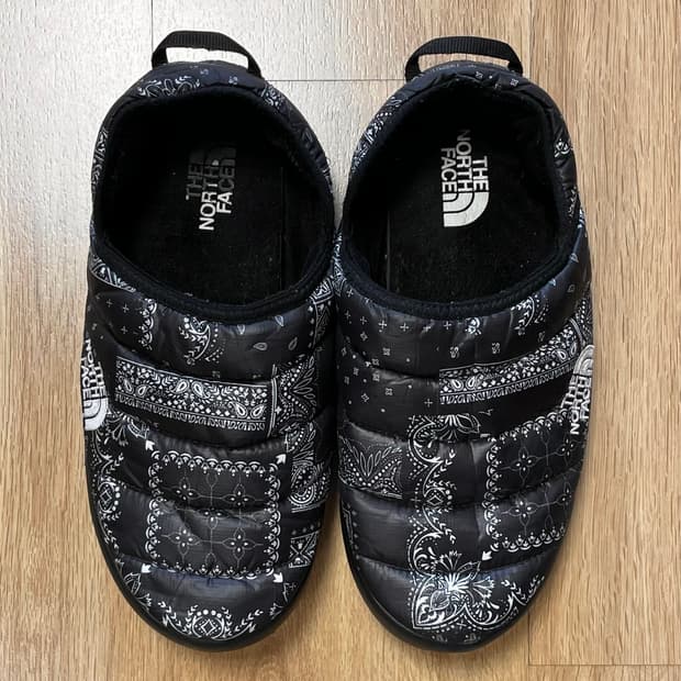 택포) 노스페이스 써모볼 트랙션 패딩 뮬 페이즐리 패턴