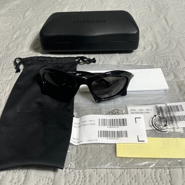 발렌시아가 배트 선글라스