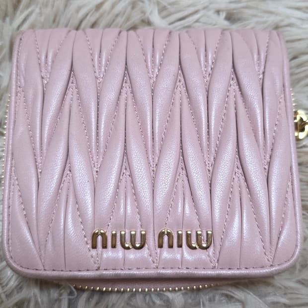 미우미우 마테라쎄 지퍼 반지갑 베이비핑크