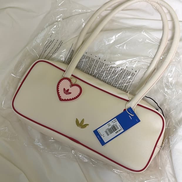 아디다스 에어라이너백 숄더백 발렌타인한정 크림화이트:레드