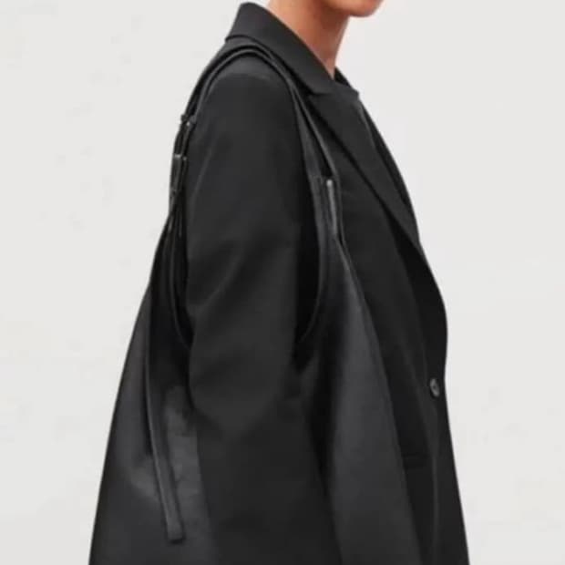 코스 레더 숄더백