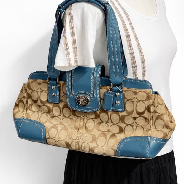 무배) 코치 y2k 햄튼 시그니처라인 자카드 블루 레더 숄더백 