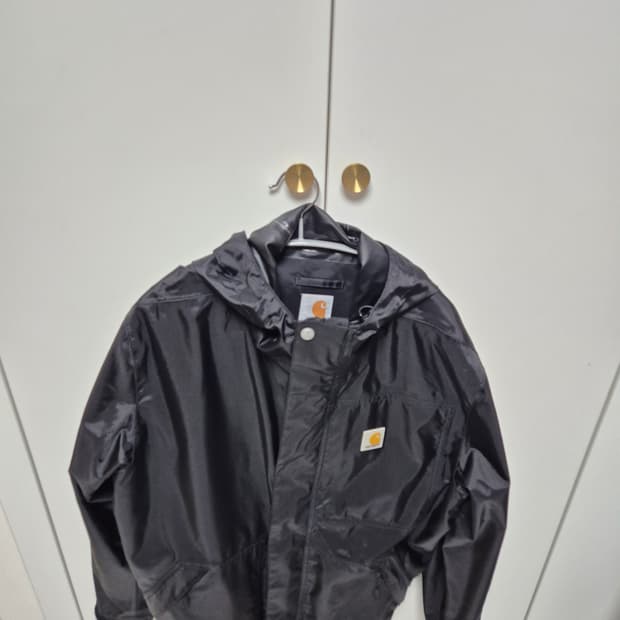 칼하트 바람막이