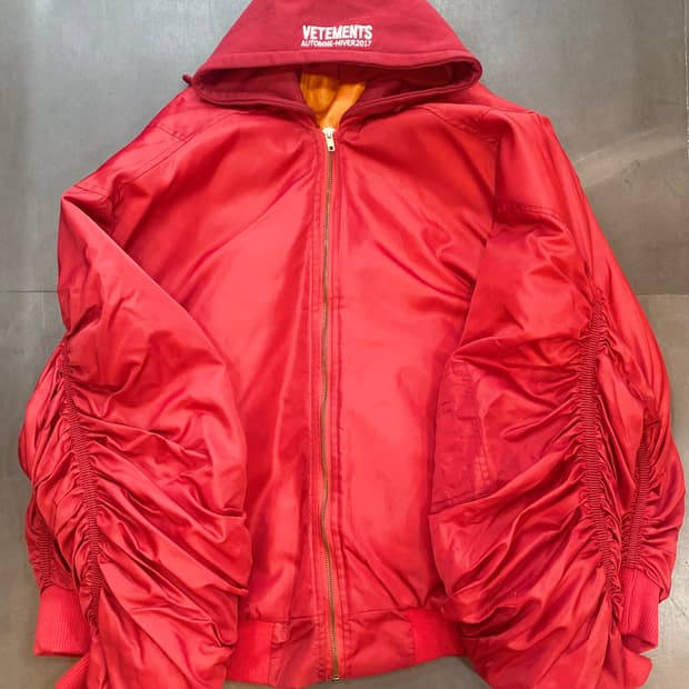 베트멍 AUTUMNE-HIVER2017 컬렉션 후드 항공 자켓입니다