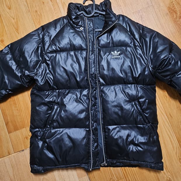 아디다스 블랙 유광 패딩