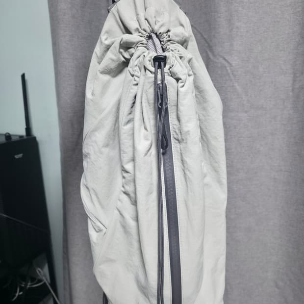 해칭룸 스트링 나일론 백팩 그레이