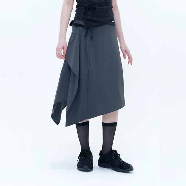 미세키서울 사이드 플리츠 미디 스커트 차콜