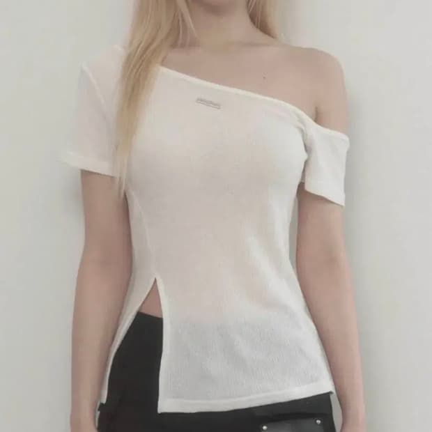 택O새상품) 에트오소메 원숄더 베이직 슬릿 탑 화이트