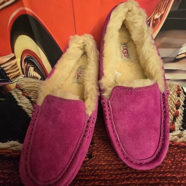 핑크 스웨이드 퍼 트리밍이 특징인 어그(UGG) 