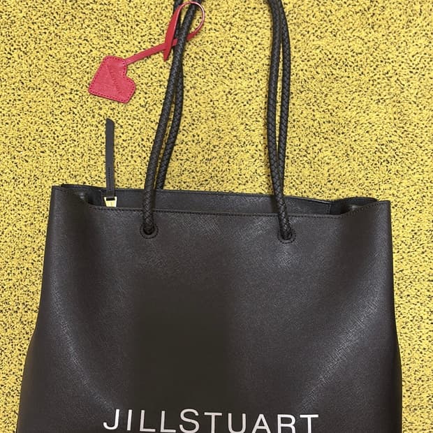 질스튜어트 블랙 하트참 토트백