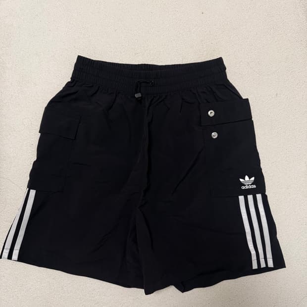 아디다스 여성 카고 반바지 M 블랙