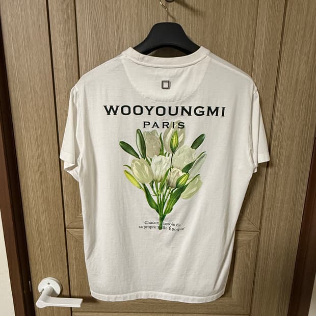 우영미 백로고 플라워 반팔 화이트