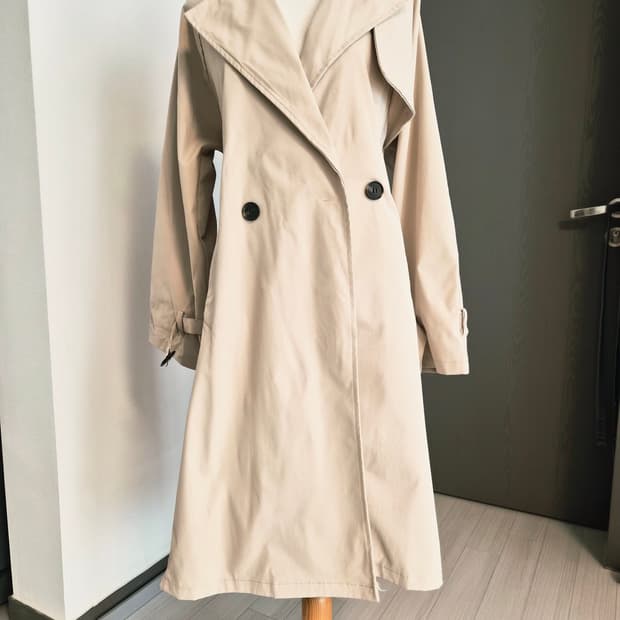 반전 뒷태! 살랑살랑 플리츠 배색 트렌치코트