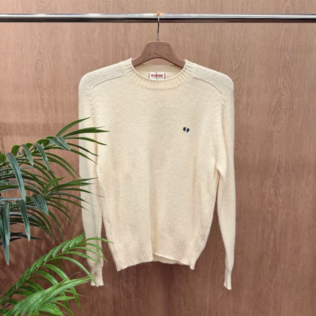 맥그리거 라운드넥 니트 래글런 로고 자수 디테일 레귤러핏 아이보리