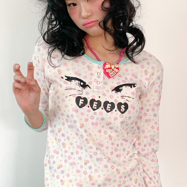 샵페어리 kitty button flower top (ivory)
