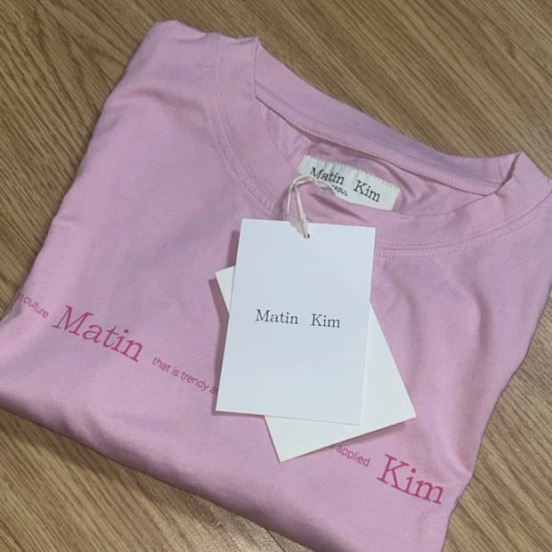 마뗑킴 스몰 라인 로고 스티치 크롭 탑(핑크)