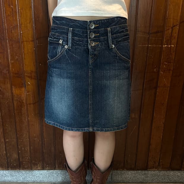button denim skirt