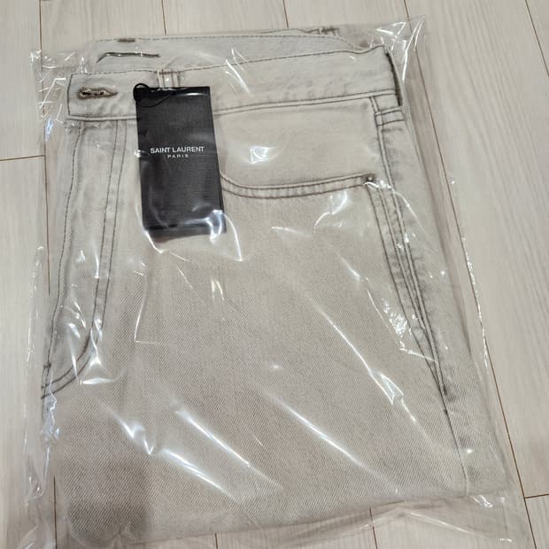 새상품 생로랑 밑단디스 버뮤다 데님 반바지