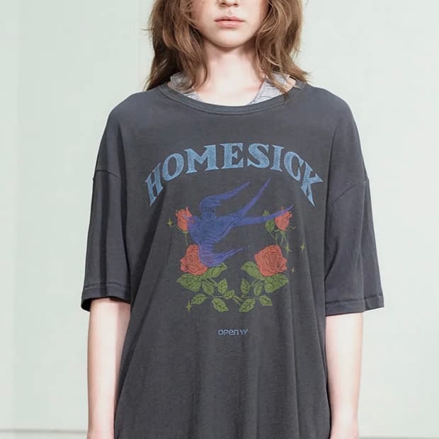 오픈와이와이 ROSE & SWALLOW TEE (CHARCOAL)