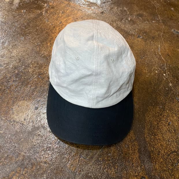 언유즈드 화이트/블랙 배색 볼캡 모자