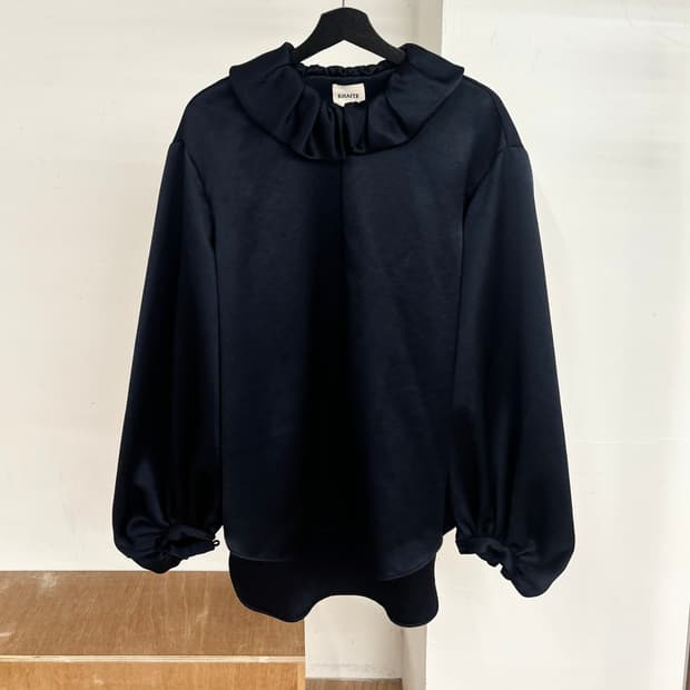 케이트 러플 하이넥 네이비 실크 블라우스