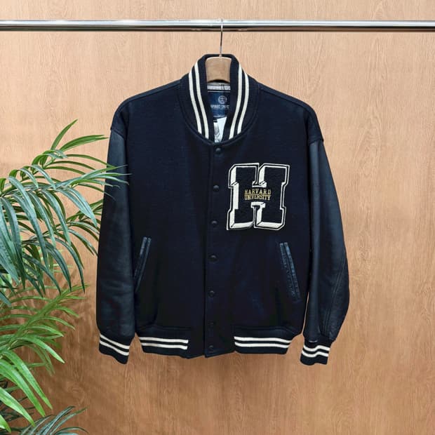 하버드 유니버시티 바시티 자켓 레더 슬리브 배색 로고 자수 디테일 블랙