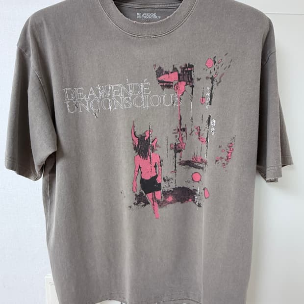 어웬드 레드 베일 티셔츠 차콜