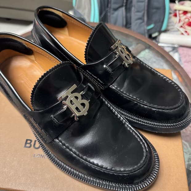 버버리 모노그램 블랙 레더 로퍼