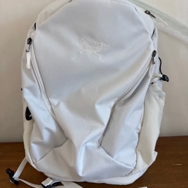 아크테릭스 맨티스 26 화이트 / 아크틱 실크 백팩