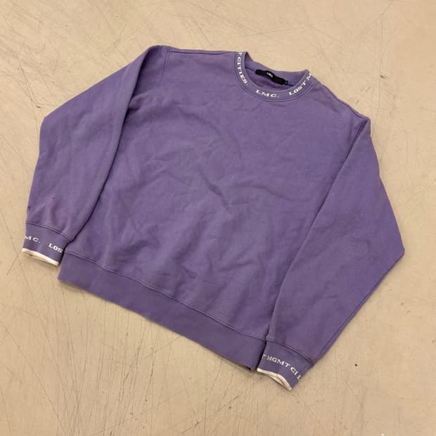 LMC 스펠아웃 퍼플 맨투맨