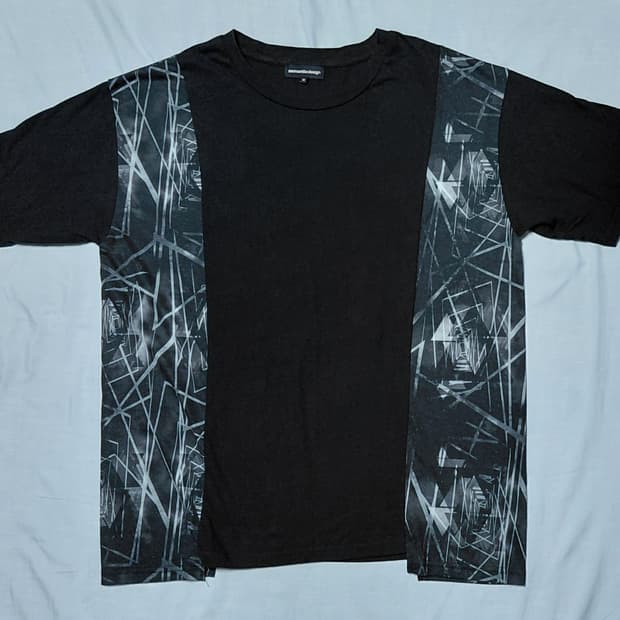 [M] semanticdesign 사이드 그래픽 패널 티셔츠