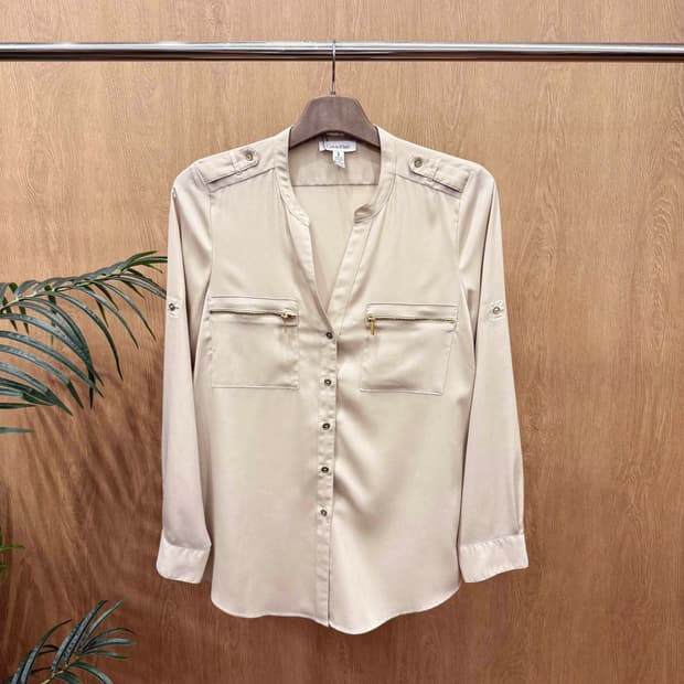 캘빈클라인 노카라 셔츠 블라우스 골드 지퍼 포켓 디테일 베이지