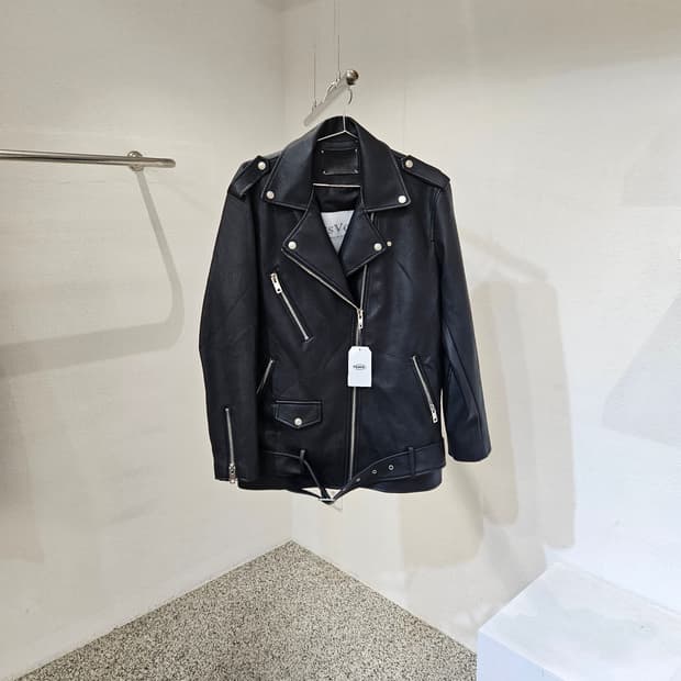 드레스볼륨 레더 라이더 자켓