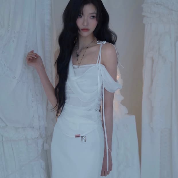 미개봉) 뉴얼린 글로우 쉬폰 셔링 슬리브리스 블라우스 화이트