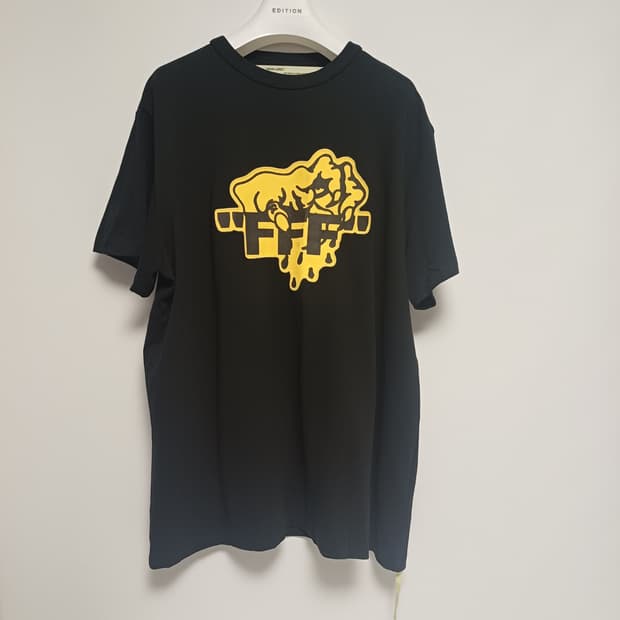 [L] 오프화이트 Axes & Flail 자수 반팔티셔츠