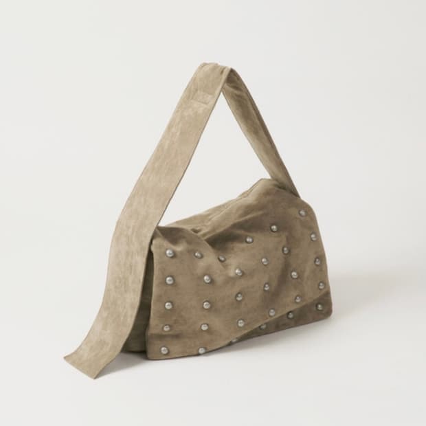 Plzproject 플리즈프로젝트 스터드 스웨이드 메신저백 샌드