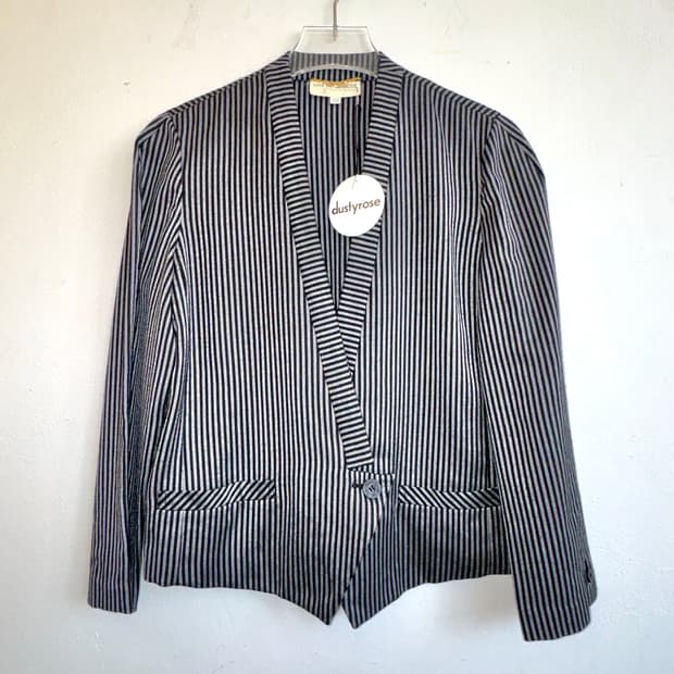 블랙&화이트 노카라 스트라이프 블레이저