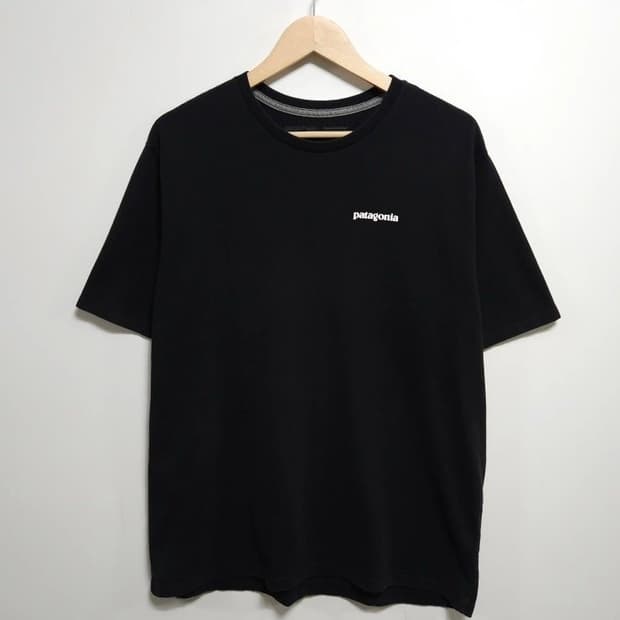 105 PATAGONIA 파타고니아 P-6 로고 반팔티 블랙