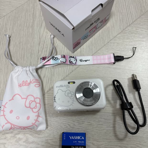 야시카x헬로키티 디카 화이트