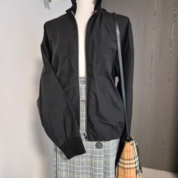 [DEWL] 듀엘 프릴 넥 집업 점퍼 (블랙/