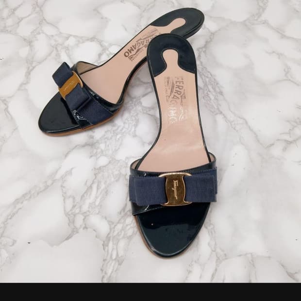 페라가모 뮬 샌들 힐 7B 네이비 6cm
