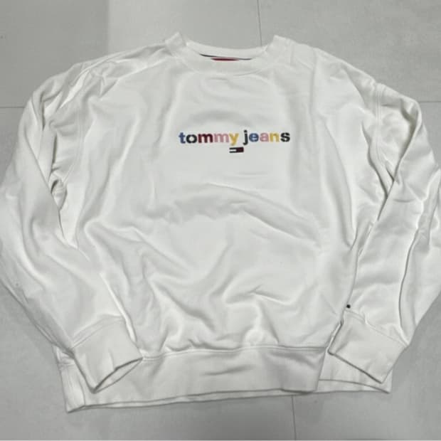 타미진스 컬러 자수 화이트 맨투맨