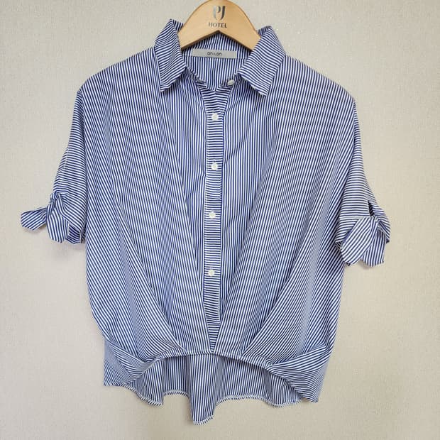 ON&ON 스트라이프 매듭 반팔 블라우스