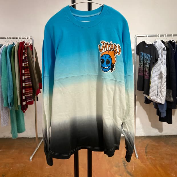 예스아이씨(YESEYESEE) 그라데이션 로고 오버핏 맨투맨