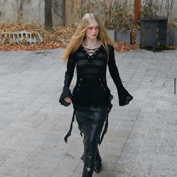 낫노잉 레이스 브이넥 러플 후디