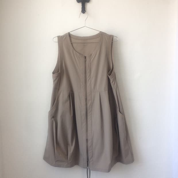 Balloon fit sleeveless zip up onepiece