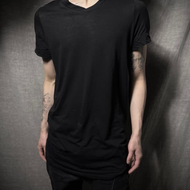 Julius 15SS ’prism;‘ Silk Blend V-Neck T
