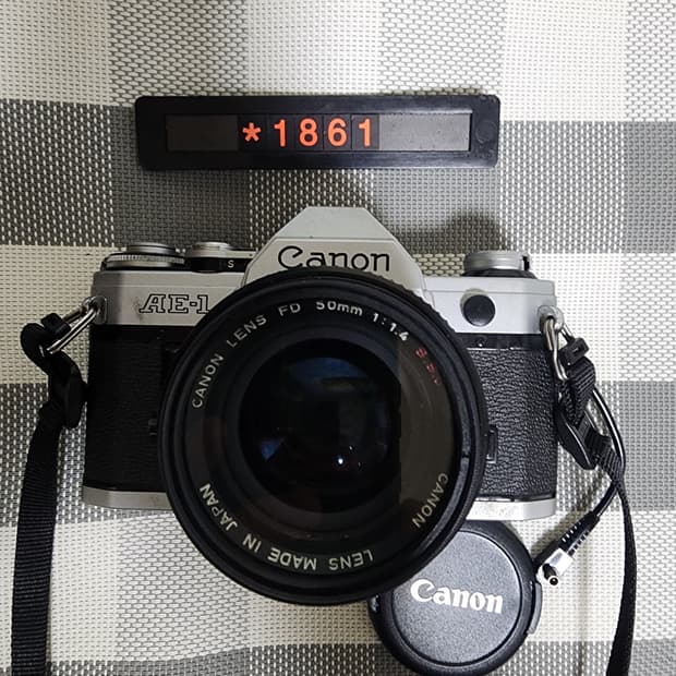 캐논 AE-1 필름카메라 실버바디 1.4 단렌즈 데이터백 장착