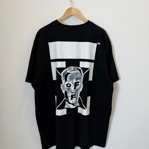 오프화이트 백프린팅 반팔티 블랙